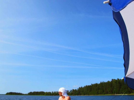 relaxing-family-fishing-on-puruvesi-lake-in-finland-1