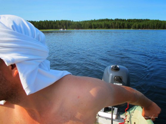 relaxing-family-fishing-on-puruvesi-lake-in-finland-2