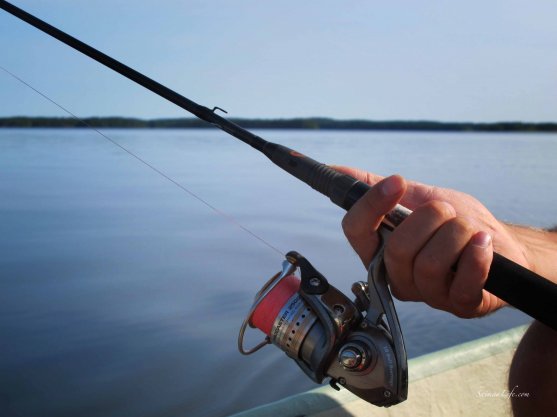 relaxing-family-fishing-on-puruvesi-lake-in-finland-3