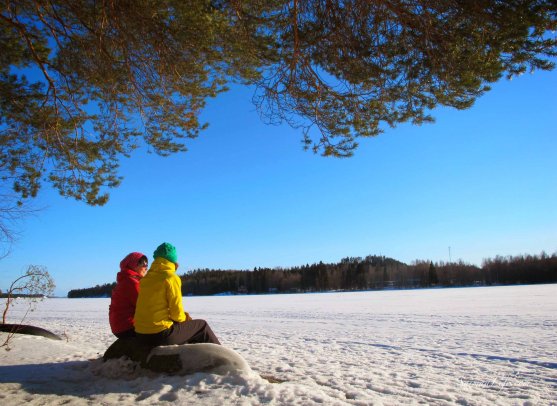 winter-day-women-sitting