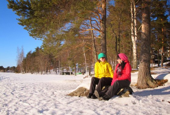 wintre-day-women-talking