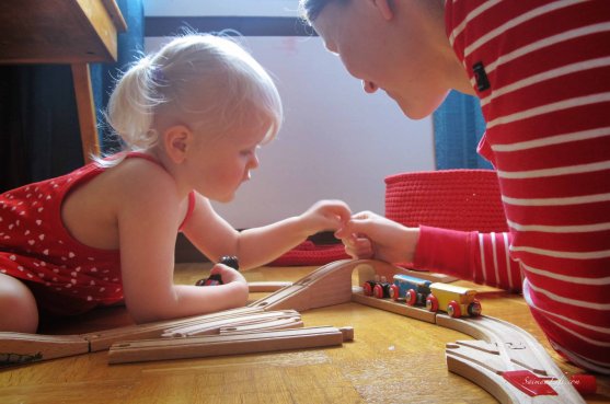 polarn-o-pyret-mother-child-playing