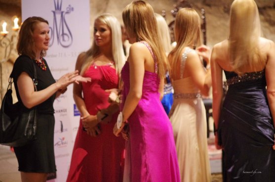 Miss Finland candidates chatting in holiday village Jarvisydan