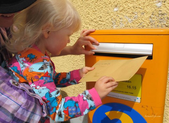 child-and-letterbox