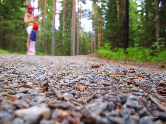 forest-jogging-track-mom-and-daughter