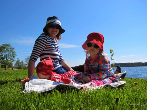 mother-and-daughters-in-summer