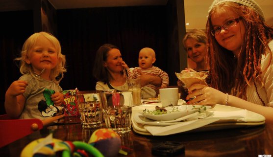 women-and-children-in-cafe