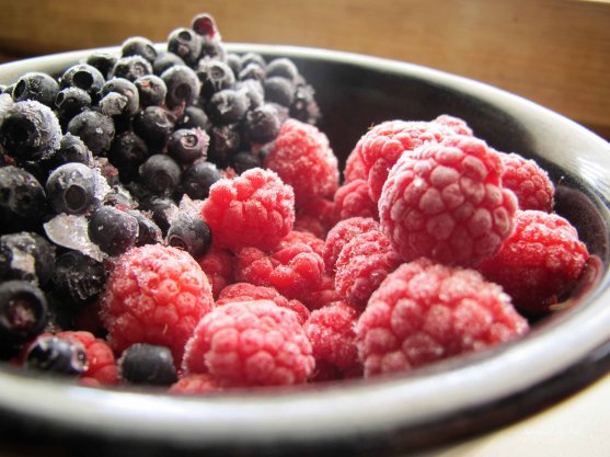 mother-and-daughter-baking-homemade-berry-pie-1