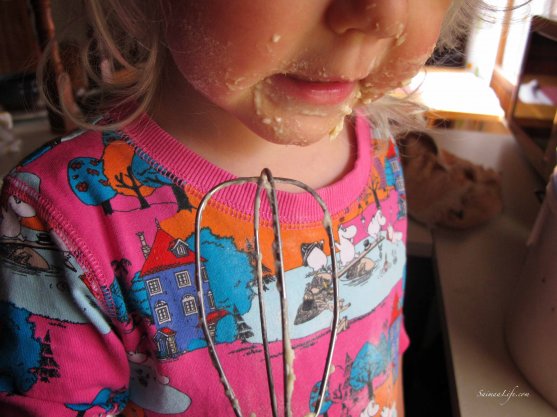 mother-and-daughter-baking-homemade-berry-pie-4