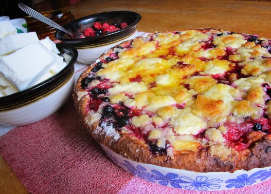 mother-and-daughter-baking-homemade-berry-pie-7