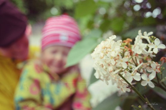 mother-and-daughter-playing-with-flowers-2