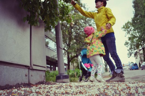 mother-and-daughter-playing-with-flowers-3