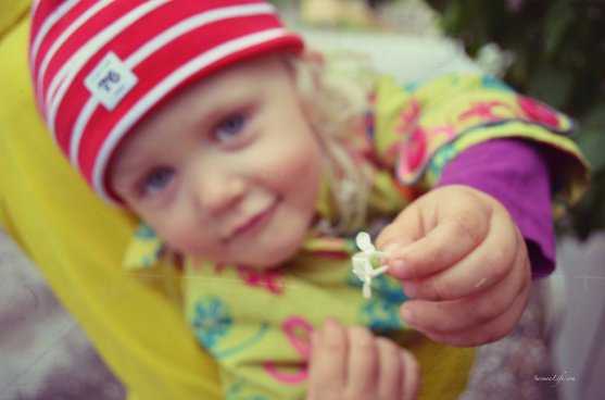 mother-and-daughter-playing-with-flowers-4