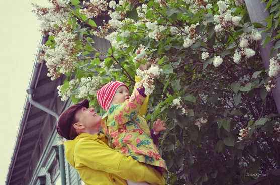 mother-and-daughter-playing-with-flowers-6