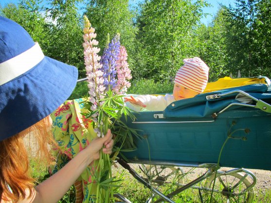 mother-and-daughters-picking-up-flowers-5