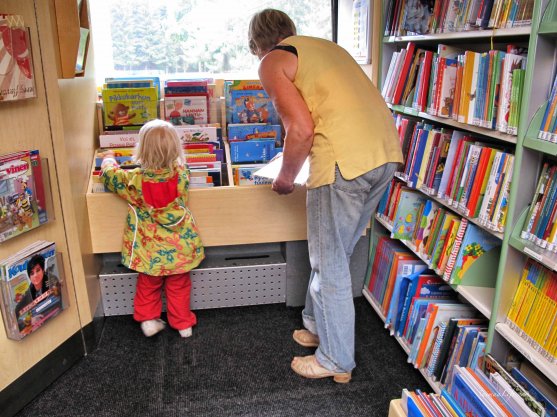 mother-and-children-visiting-library-car-4