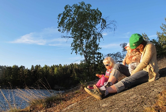 evening-by-the-lake-with-family-12