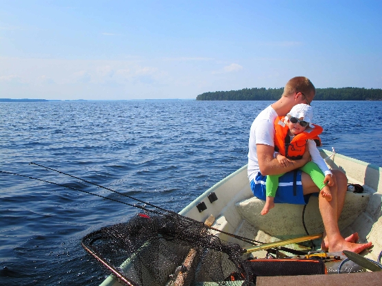 family-angling-by-the-finnish-lake-8