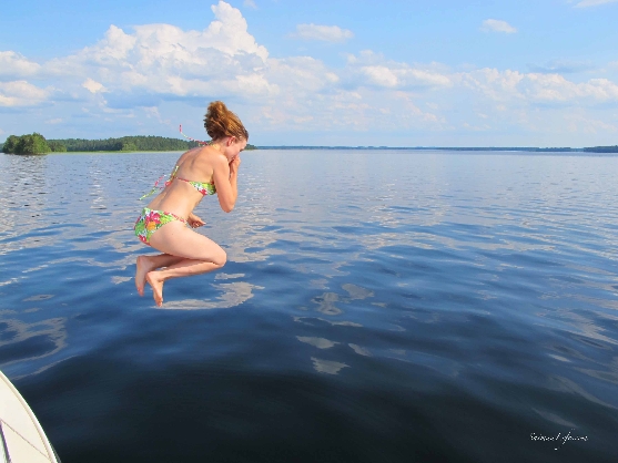 swimming-in-finnish-lake-1