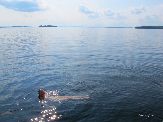 swimming-in-finnish-lake-2