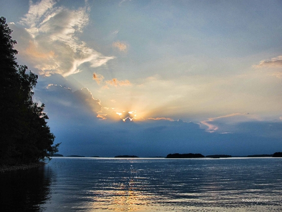 thunder-clouds-by-the-finnish-lake