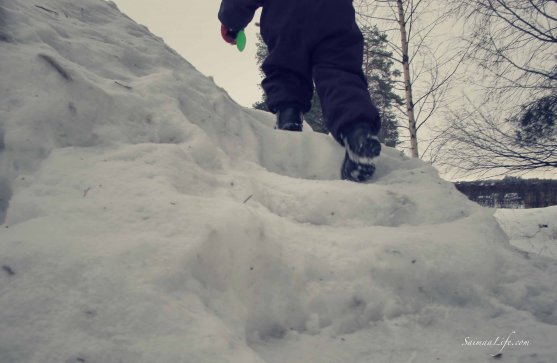 playing-with-snow