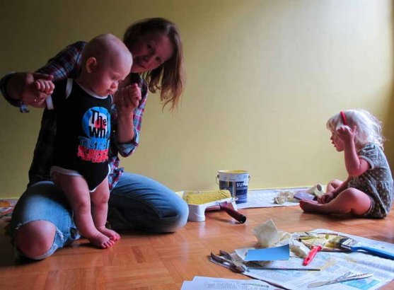 family-painting-children-room-with-yellow-2