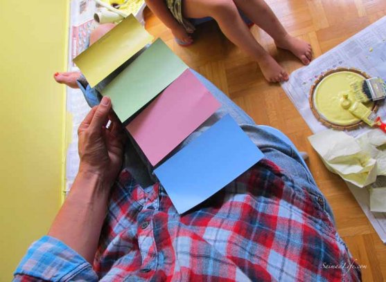 family-painting-children-room-with-yellow-3