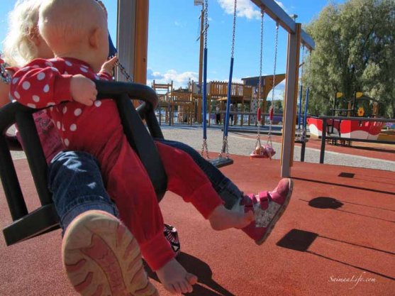 daughters-swinging-together-3