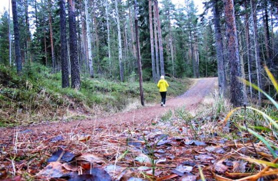 woman-doing-mindfulness-practice-in-nature-1