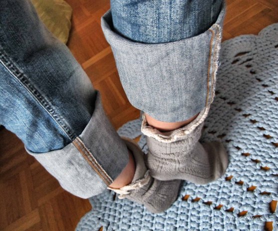 woman-jeans-socks