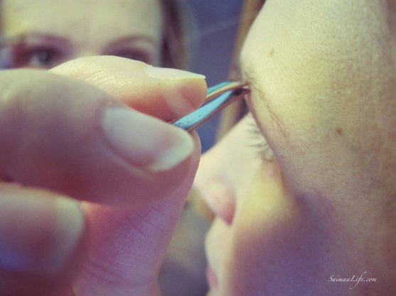 eyebrow-picking-woman