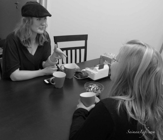 woman-explaining