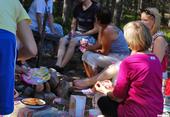 birthday-guests-having-coffee-on-island