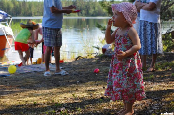 little-girl-waiting-for-ice-pop