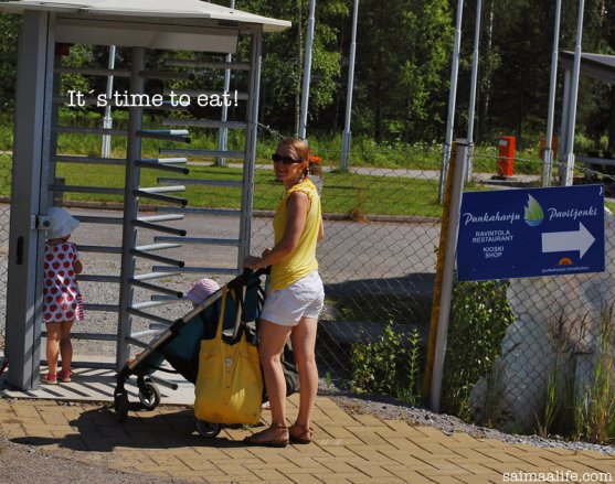 mom-and-daughters-walking-to-punkaharjun-paviljonki