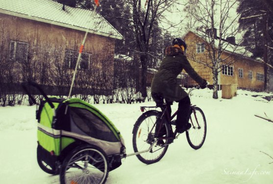 mother-riding-bicycle-with-children-in-winter