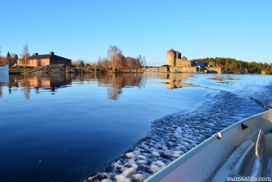 beautiful-spring-evening-lake-nature-and-olavinlinna-castle