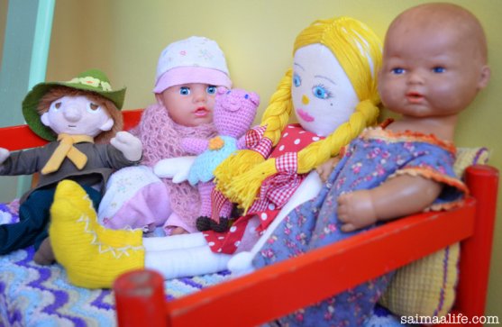 dolls-in-finnish-children-room