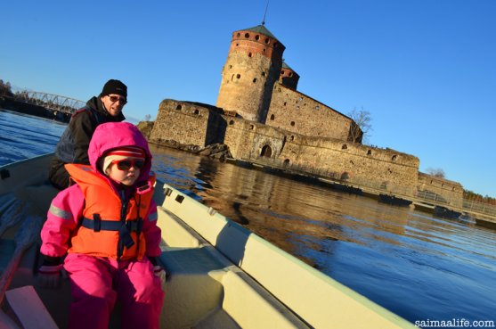 family-boating-together-around-olavinlinna-castle