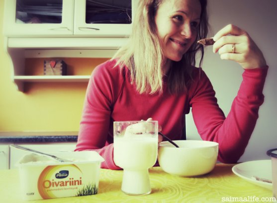 finnish-mother-eating-lunch-with-her-child