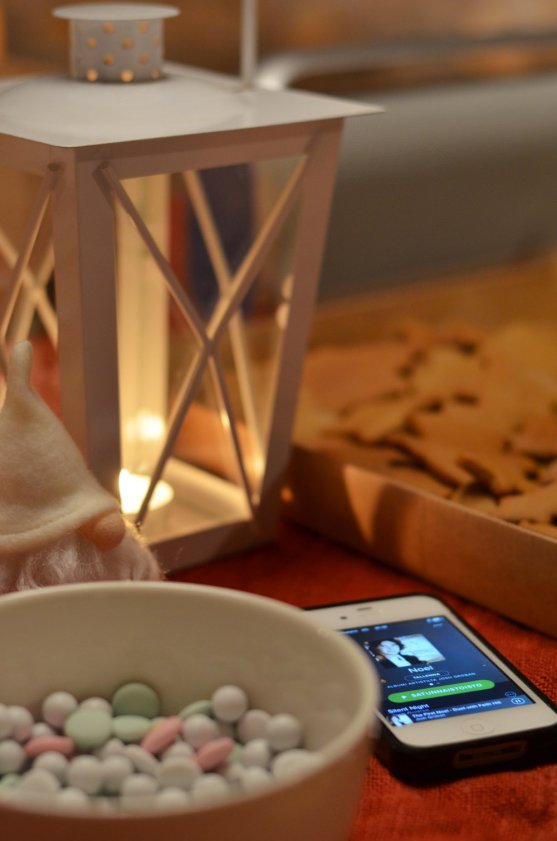 candle-light-christmas-music-and-gingerbread