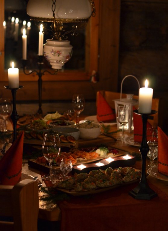 christmas-dinner-in-candle-light