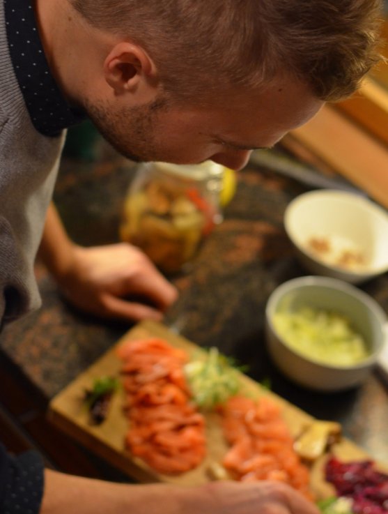 friend-cooking-christmas-dinner