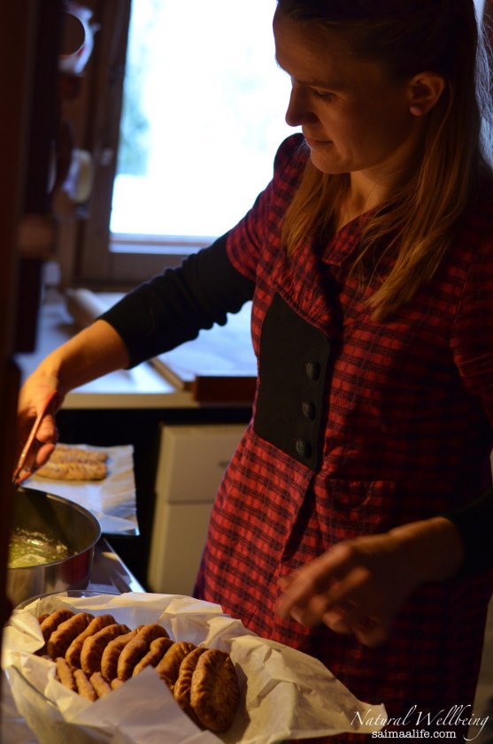 mother-baking-karelian-pies-for-christmas