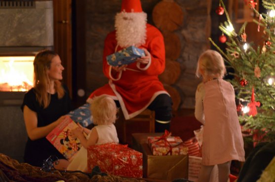 santa-claus-visiting-family