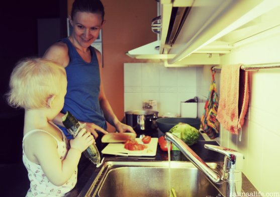 mom-multitasking-in-kitchen