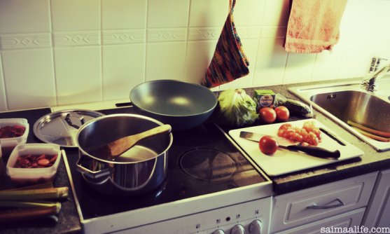 working-mom-multitasking-in-kitchen