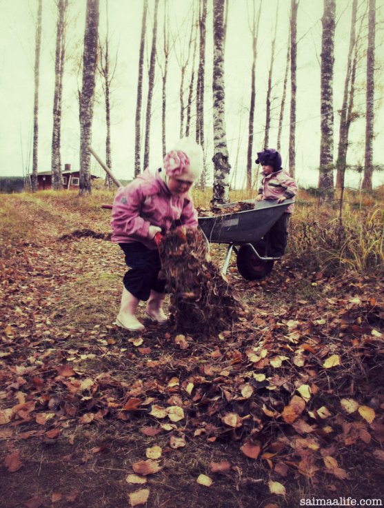 children-helping-their-mother