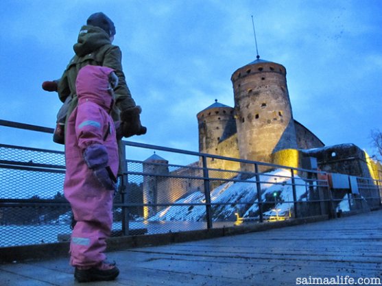 family-visiting-olavinlinna-castle-in-finland-1